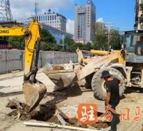 男的插女的小穴深夜直播在现看高温下的坚守｜道路建设者用汗水铺就畅通路